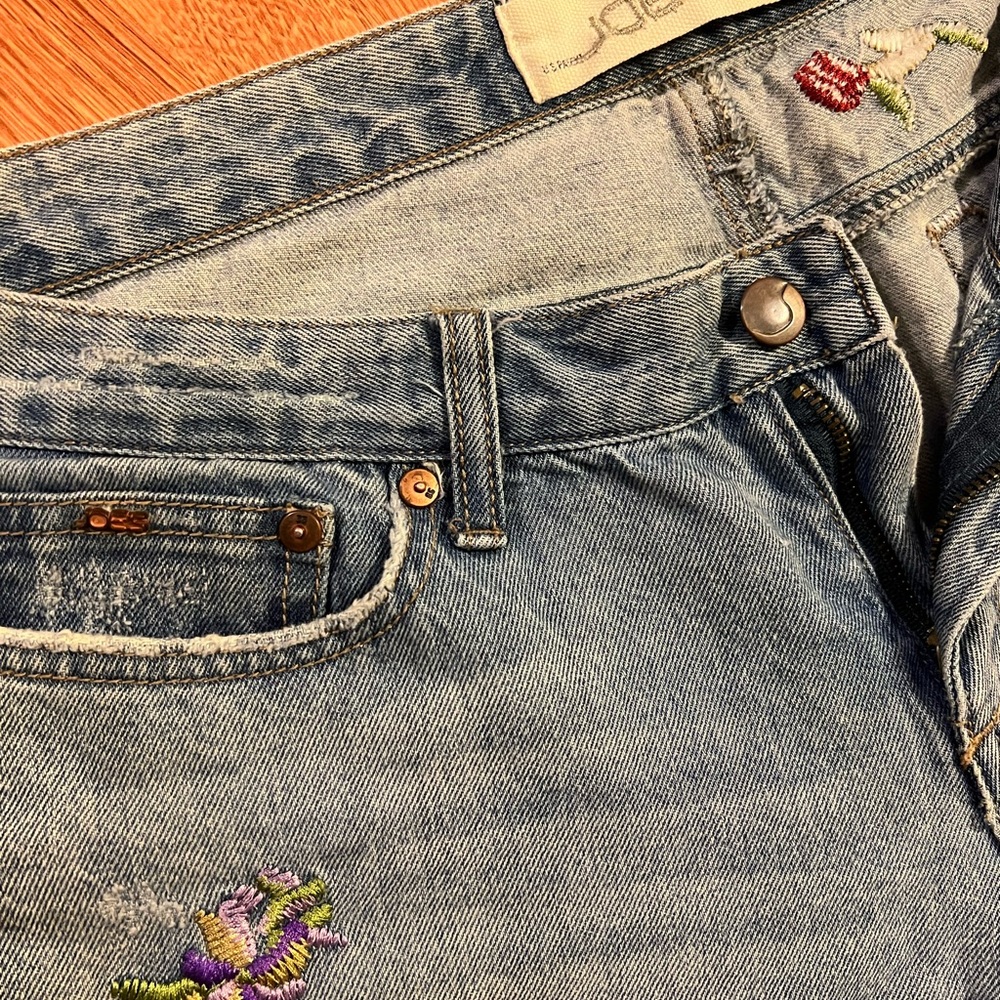 This is an AMAZING pair of embroidered Socialite JOES JEANS. Size 31-MUST HAVE!!